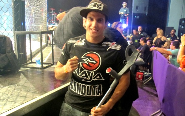Felipe Sertanejo muletas MMA Rocks (Foto: Raphael Marinho / Globoesporte.com)