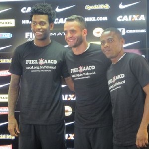 Gil, Renato Augusto e Elias Corinthians (Foto: Diego Ribeiro)