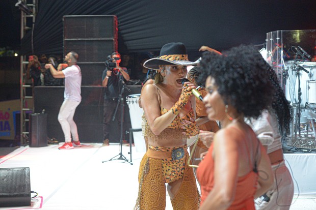 Claudia Leitte faz show na Bahia (Foto: André Muzzel/AgNews)