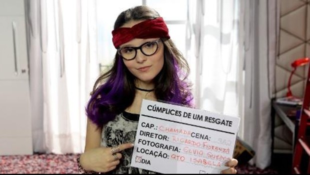 Larissa Manoela caracterizada como a gêmea Isabela para cena de 'Cúmplices de um resgate' (Foto: Reprodução/Twitter)