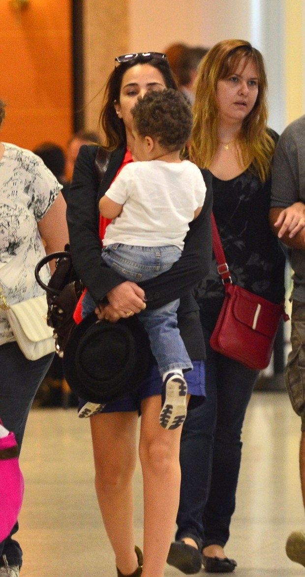 Wanessa e filho no aeroporto do RJ (Foto: FotoRioNews / William Oda)