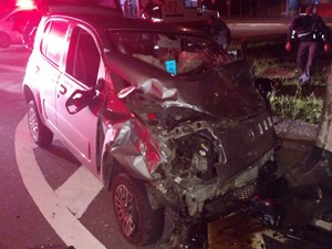 Carro de jovem ficou destruído após colisão (Foto: PM/Divulgação)
