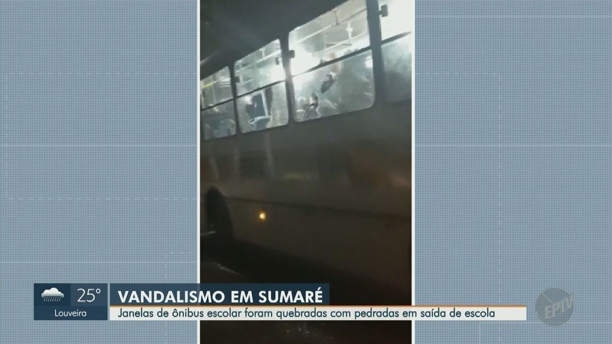 Ônibus escolar é apedrejado e estudantes deitam no chão para se