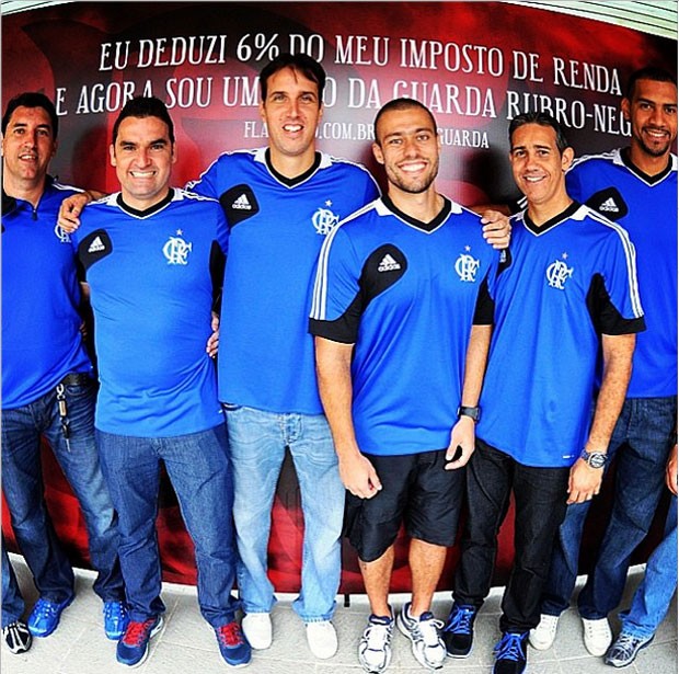 Atletas do Flamengo no lançamento da campanha Anjo da Guarda Rubro-Negro (Foto: Reprodução / Instagram)