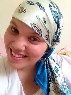 A estudante Priscila Veiga, de 19 anos, com lenço após perder o cabelo durante tratamento contra o câncer (Foto: Priscila Veiga/arquivo pessoal)