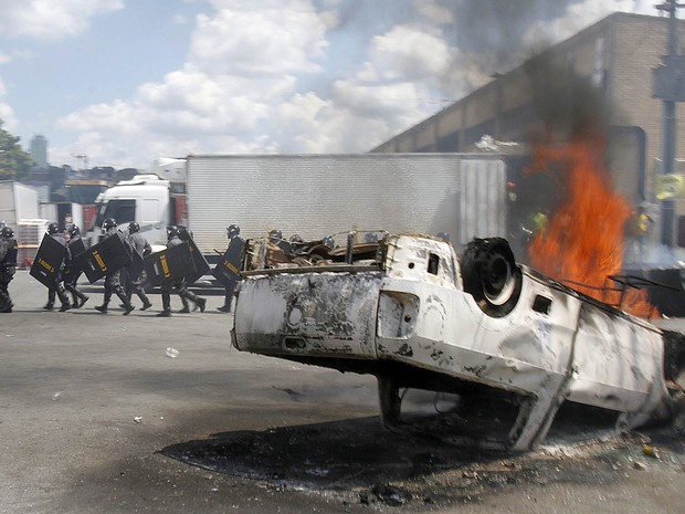 Veículo foi virado e incendiado durante protesto na Ceagesp (Foto: Reginaldo Castro/AFP)