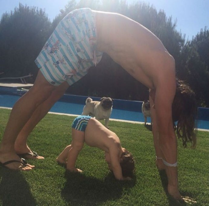 Filipe Luís brinca com o filho no jardim de casa (Foto: Reprodução/Instagram)