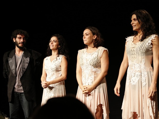 Claudia Ohana, Regiane Alves e Helena Ranaldi em ação em peça no Rio (Foto: Felipe Assumpção/ Ag. News)