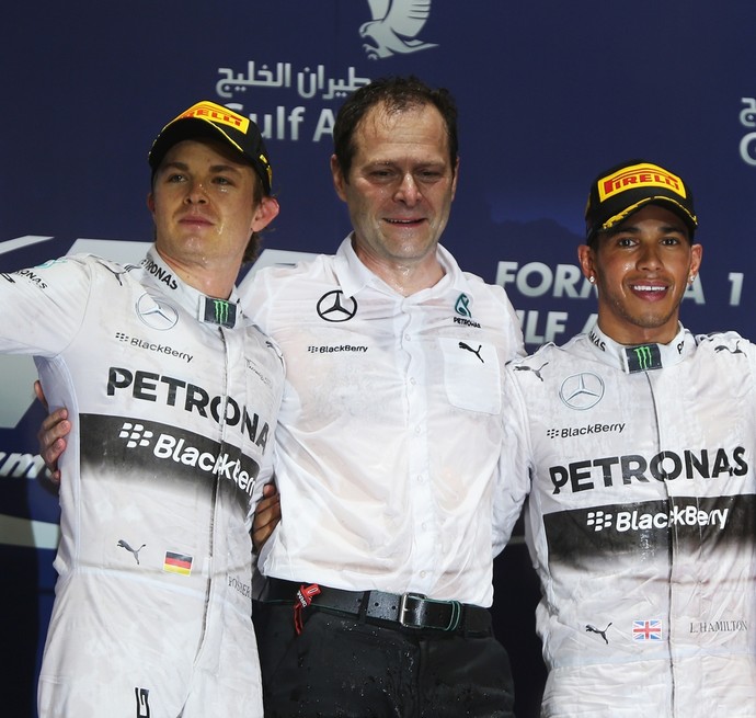 O engenheiro Aldo Costa ao lado de Lewis Hamilton e Nico Rosberg no GP do Bahrein de 2014 (Foto: Getty Images)