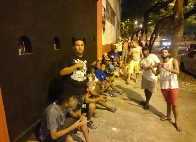 Rubro-negros fazem fila por ingressos na Gávea (Foto: Caio Filho)
