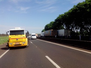 Caminhoneiros bloquearam uma das faixas dos dois lados da rodovia  (Foto: Guilherme Tavares/ TV TEM)