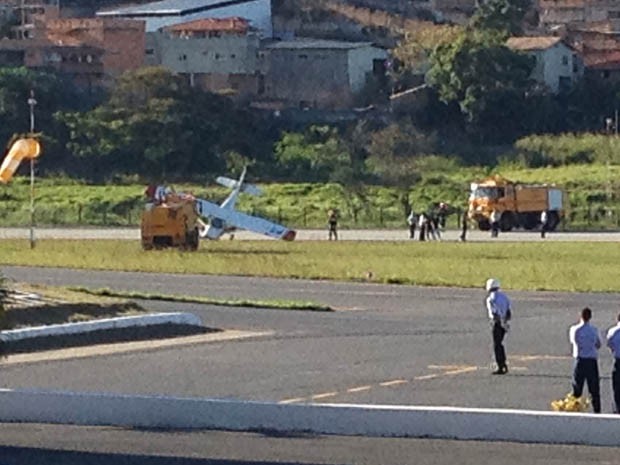 Avião tomba no Aeroporto da Pampulha, em Belo Horizonte (Foto: Liliana Junger/TV Globo)