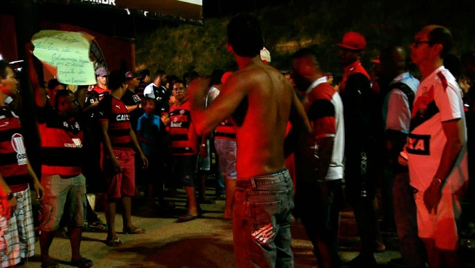 Protesto de torcedores do Vitória no Barradão (Foto: Imagens/TV Bahia)