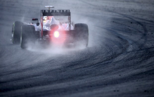 Sebastian Vettel guia sua RBR na chuva, no segundo treino livre para o GP da Malásia (Foto: Reuters)