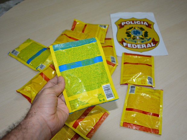 Cocaína foi encontrada em pacotes de descorolarnte de cabelo (Foto: Ascom PF)