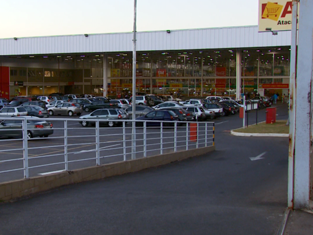 Ladrões roubaram mais de R$ 50 mil de supermercado em Varginha, MG (Foto: Reprodução EPTV) Ladrões roubaram mais de R$ 50 mil de supermercado em Varginha, MG (Foto: Reprodução EPTV)