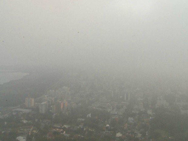 Amanhecer em Porto Alegre teve neblina intensa nesta terça (7) (Foto: Reprodução/RBS TV)