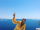 Juliana Paes tira onda e posta foto bebendo champanhe na Grécia