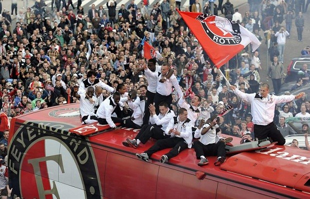 Torcida e jogadores do Feyenoord festejam vice-campeonato holandês (Foto: EFE)