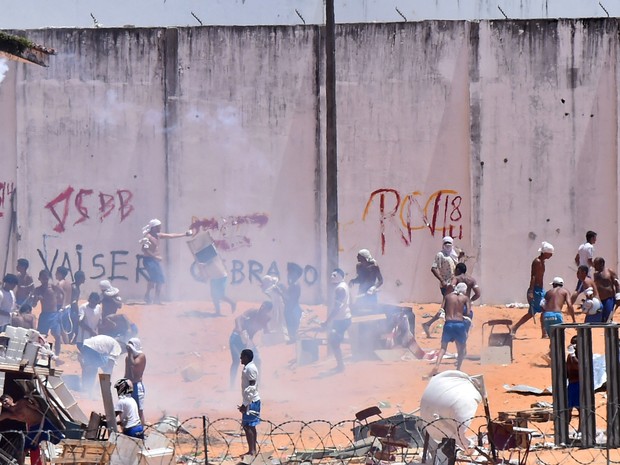 19/01 - Presos são vistos durante um confronto de facções na penitenciária de Alcaçuz, perto de Natal, no Rio Grande do Norte (Foto: Josemar Gonçalves/Reuters)