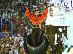 Homem se prepara para o salto em carro da Grande Rio (Foto: Rodrigo Gorosito/G1)