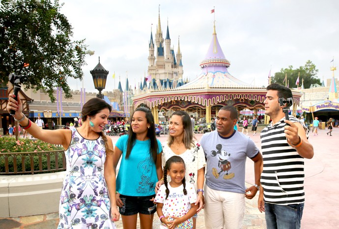 Os apresentadores Patrícia Poeta e André Marques acompanham a família no Magic Kingdom (Foto: Leonardo Viso/Gshow)