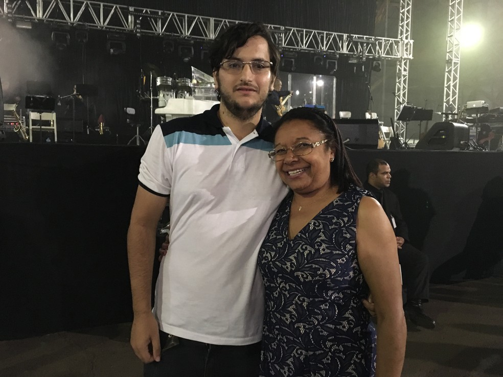 Isabel Beatriz dos Santos é moradora de São Paulo e foi com seu amigo, de Prudente, Fernando Henrique Lopes, ao show (Foto: Heloise Hamada/G1)