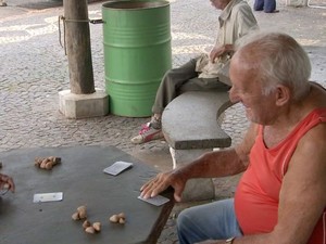 Moradores brincam tranquilos na praça (Foto: Reprodução / TV TEM)