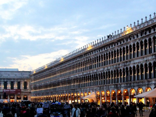 Piazza San Marco (Praça de São Marcos), que está sempre lotada de turistas em Veneza (Foto: Michelle Locke/AP)