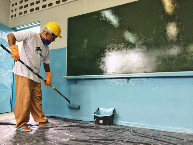 Salas e banheiros da escola são pintados em duas semanas por 25 detentos (Foto: João Mota/G1)