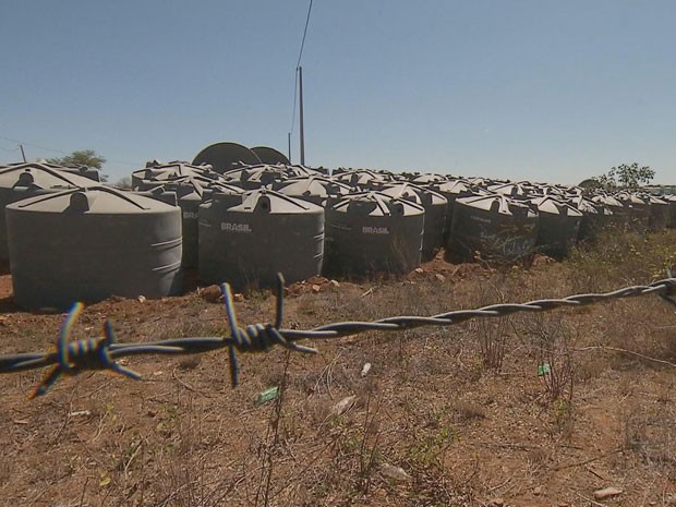 Cisternas chegam, mas a água não (Foto: Reprodução/TV Globo)