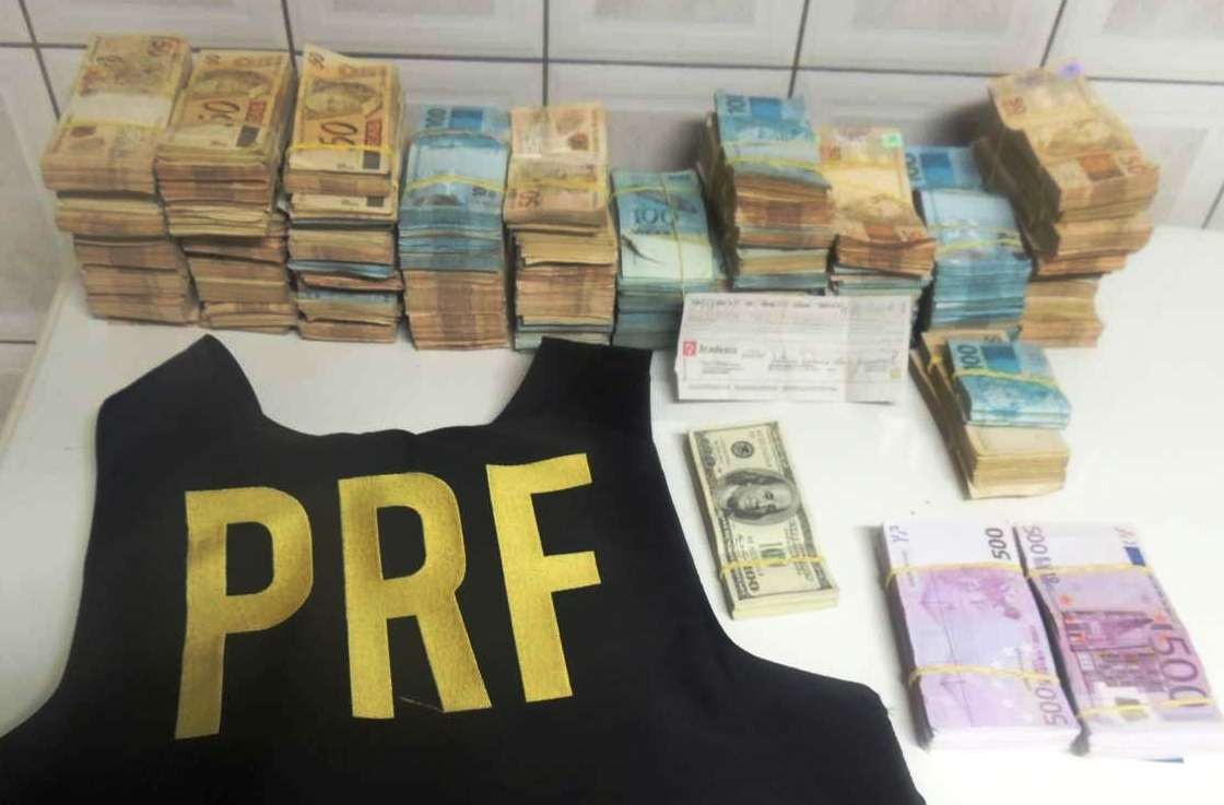 G1 Prf Apreende Cerca De R 1 Milhão Em Dinheiro E Joias Em Carro Em