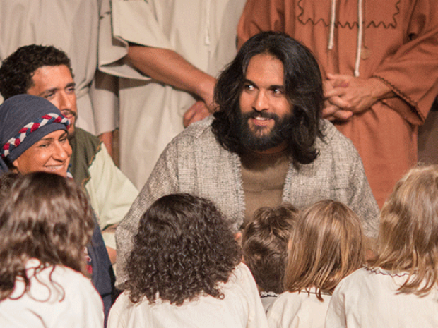 Ator interpreta Jesus, ao lado de Maria, em pregação para crianças e adultos. (Foto: Divulgação/Terceira Igreja Batista de Brasília)