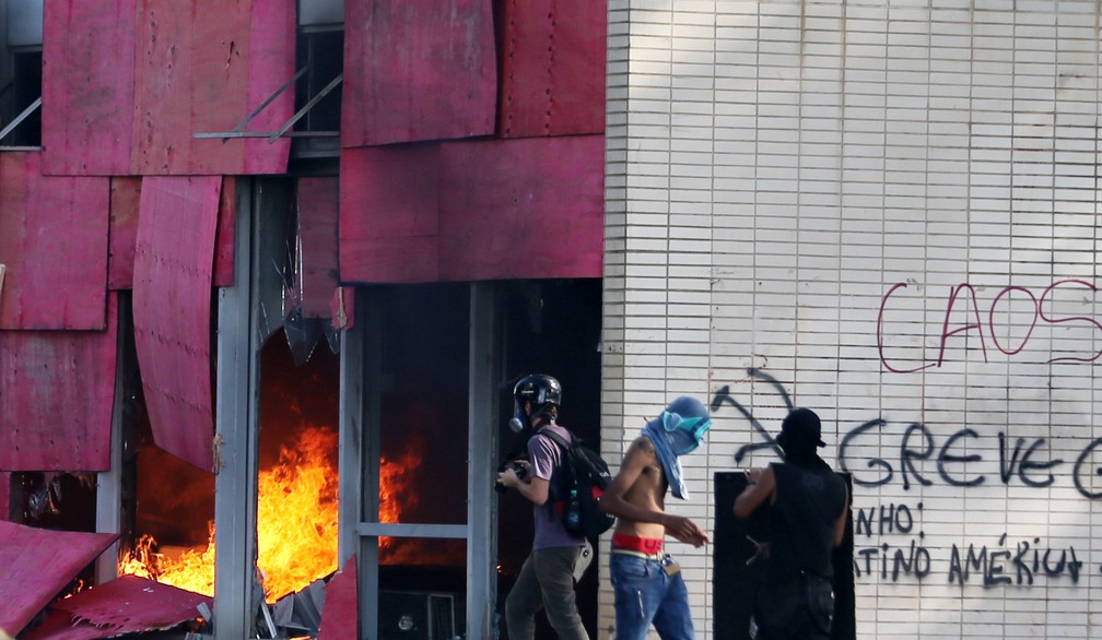 Manifestantes incendiaram o prédio do Ministério da Agricultura durante protesto contra o presidente Michel Temer (Foto: Paulo Whitaker/Reuters)