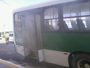 Motor do ônibus pegou fogo no bairro do Tirol, em Natal (Foto: Wendell Jefferson/G1)