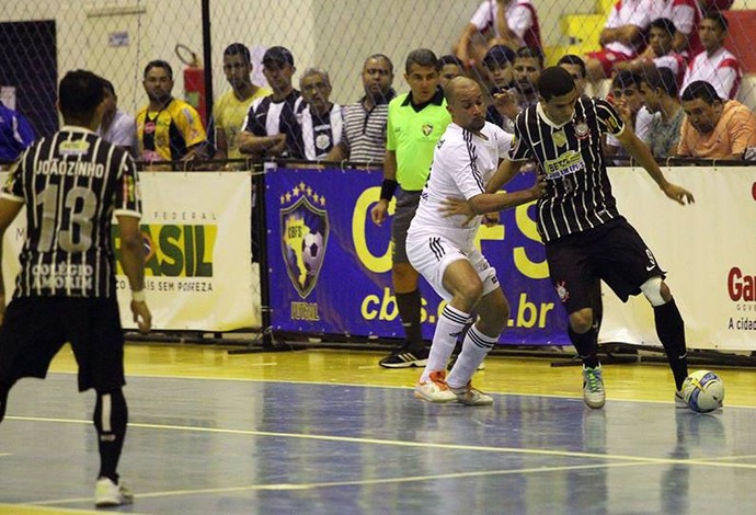 Corinthians vence de virada e vai à semifinal da Taça Brasil de Futsal.