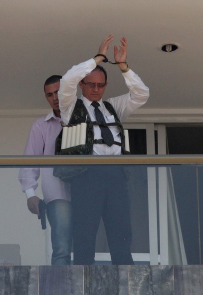 Homem armado mantém um funcionário refém no 13º andar do hotel Saint Peter, em Brasília. O hotel foi evacuado. Policiais cercam o local