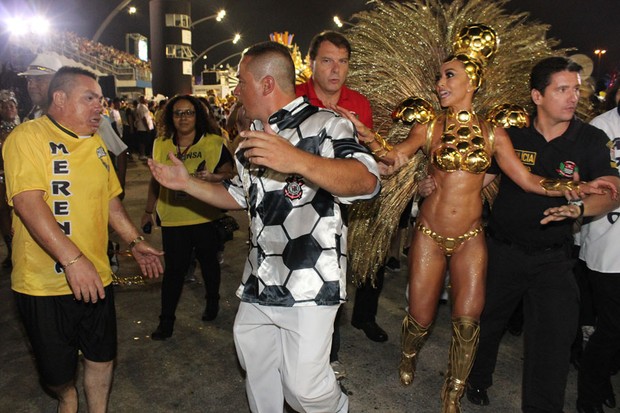 Sabrina Sato causa confusão na saida da Gaviões da Fiel (Foto: Celso Tavares/ EGO)