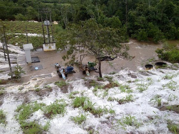 Reservatório transbordou e atingiu casas do setor Jardim Querido, em Porto Nacional (Foto: Eduardo Gouveia/Divulgação)