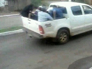 Funcionários e clientes do Banco do Brasil foram colocados na carroceria da camionete durante a fuga, em Araguaçu (Foto: Reprodução) Funcionários e clientes do Banco do Brasil foram colocados na carroceria da camionete durante a fuga, em Araguaçu (Foto: Reprodução)