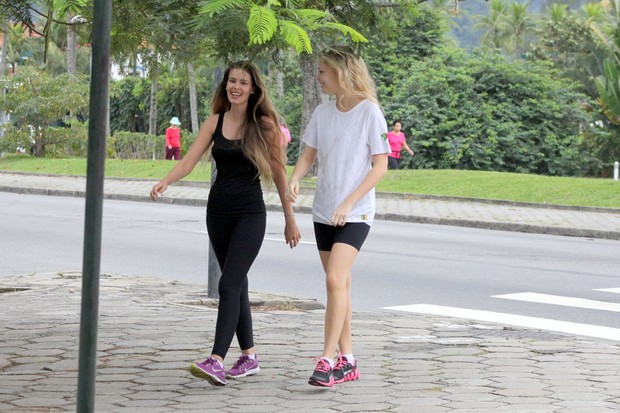 Yasmin Brunet e Rhaisa Batista caminham juntas (Foto: JC Pereira/Ag News)