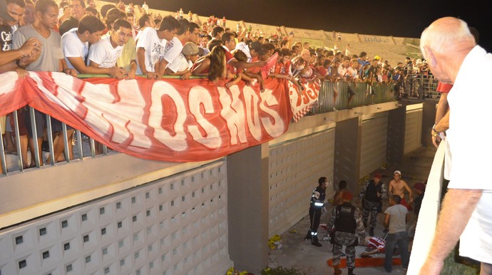 Torcedor do Auto Esporte cai em fosso do Estádio Almeidão em jogo do Campeonato Paraibano 2014 (Foto: Hévilla Wanderley / GloboEsporte.com/pb)