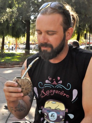 O arquiteto e produtor cultural Ricardo Malabi toma chimarrão na praça. (Foto: Lúcia Ribeiro/G1)