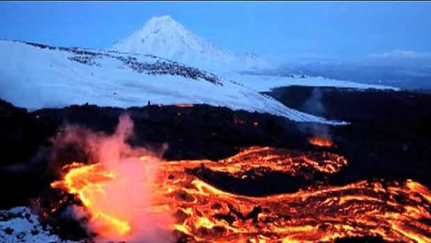 Vulcão cria rio de lava em meio à neve na Rússia (Foto: BBC)