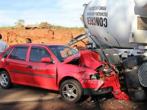 Colisão entre carro e caminhão deixou um ferido na estrada que liga São Carlos ao Broa (Foto: Maurício Duch/G1)