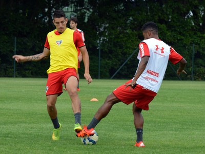 centurión michel bastos são paulo treino (Foto: Érico Leonan /Divulgação saopaulofc.net)