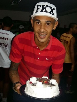 Anivesariante do dia, zagueiro David ganha bolo e festeja no fim do treino (Foto: André Rodrigues/GloboEsporte.com)