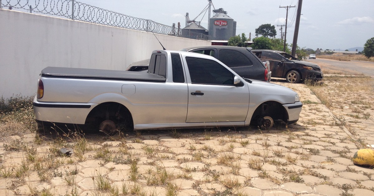 G1 Carro furtado é encontrado sem as rodas na zona Rural de Boa Vista