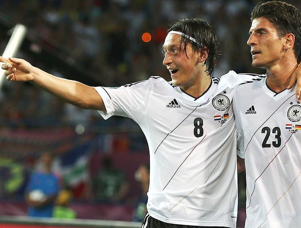 Mario Gomez e Ozil, Alemanha x Holanda (Foto: Agência Getty Images)