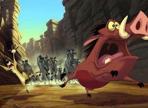 Timão e Pumba também tentaram fugir da perigosa manada (Foto: Divulgação)